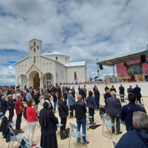 Mons. Križić na 76. obljetnicu Bleiburške tragedije predslavio misu ispred crkve hrvatskih mučenika na Udbini 
